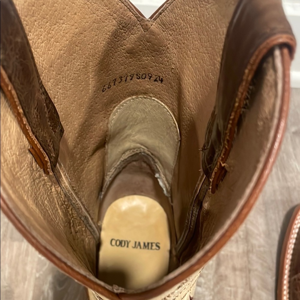 Brown and Cream Cowboy Western Boots with Decorative Stitching - Picture 6 of 8